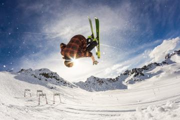 开云体育下载-王者降临！蒂亚戈统治全场，马德里竞技险胜国际米兰