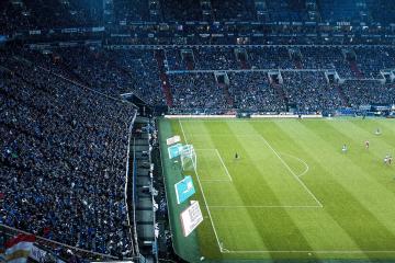 开云体育登录-绿茵场与球台的双重奏，险胜与引领的哲学