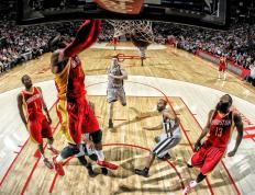 开云体育平台APP-红牛风暴下，汉密尔顿何以擎起不屈旗帜？记一场横扫中的孤勇胜利