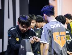 开云官方app入口-GEN鏖战CLG，Doinb开启传奇时刻激烈交锋八强赛，技惊四座
