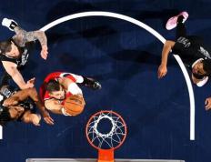 开云官网-快船队主场击败马刺队，继续追赶湖人和篮网队