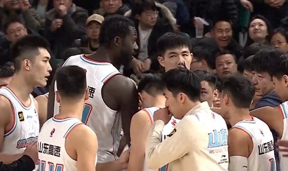 开云体育官网-山西男篮惨遭山东横扫，实力受损