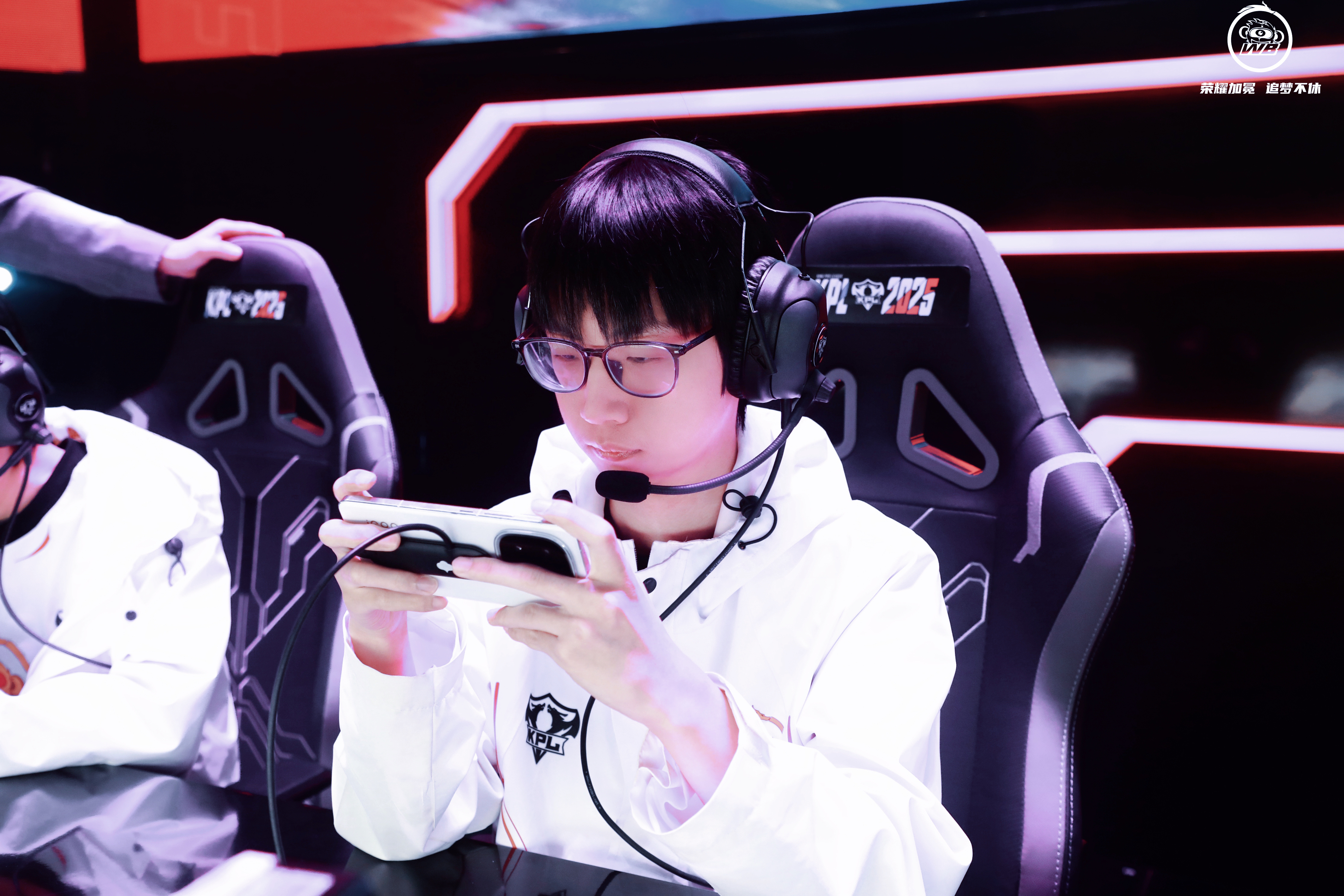 开云体育-关于WBG轻取FNC，Caps线上压制力十足鏖战多局成都决赛之夜，点燃全场激情的信息