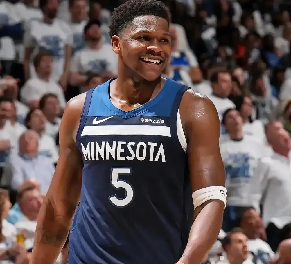 开云体育中国-雄鹿主帅麦克·布登霍尔泽赛季末摩擦频现