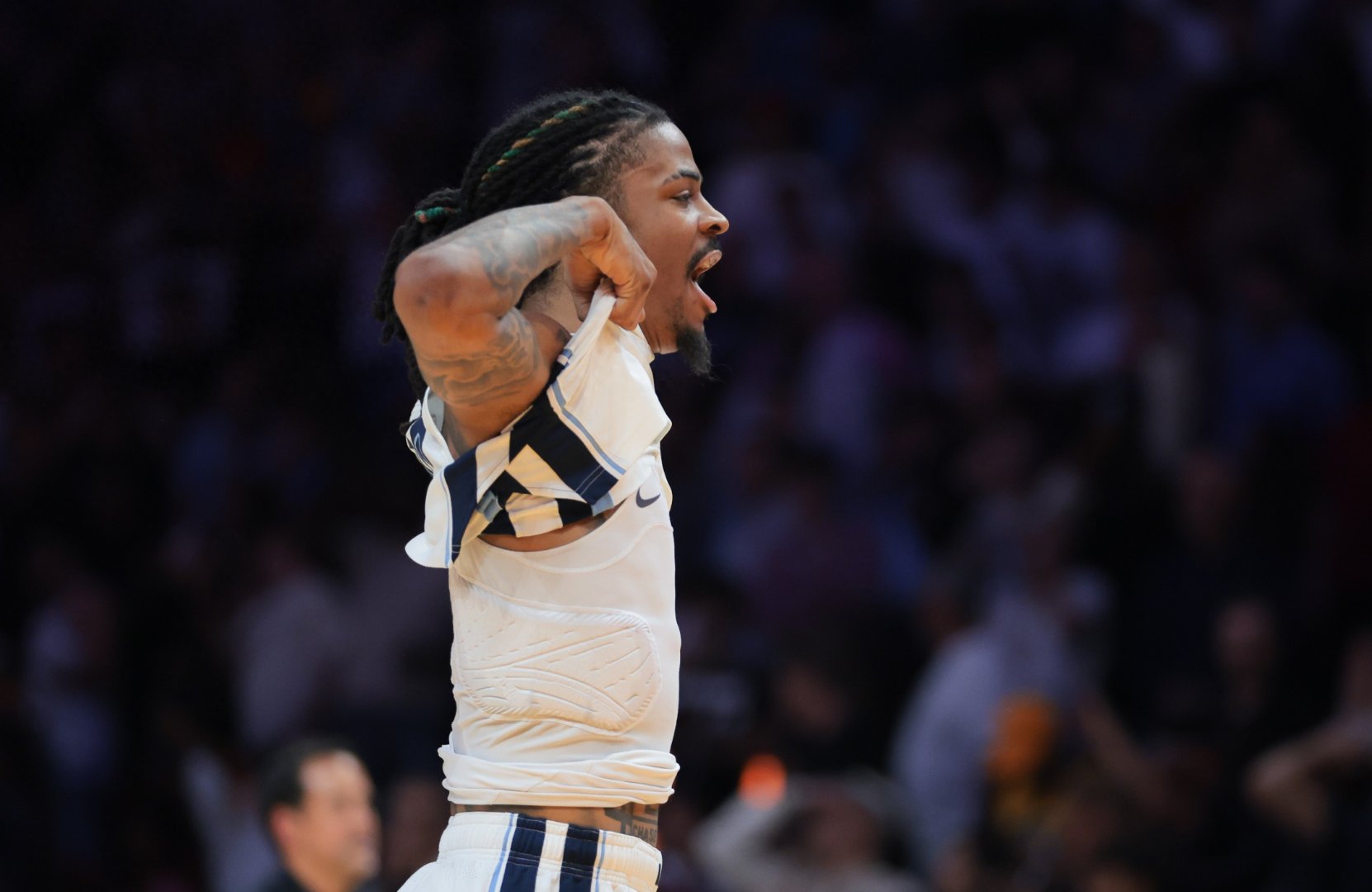 开云体育下载-爵士客场力克灰熊，取得系列赛首胜