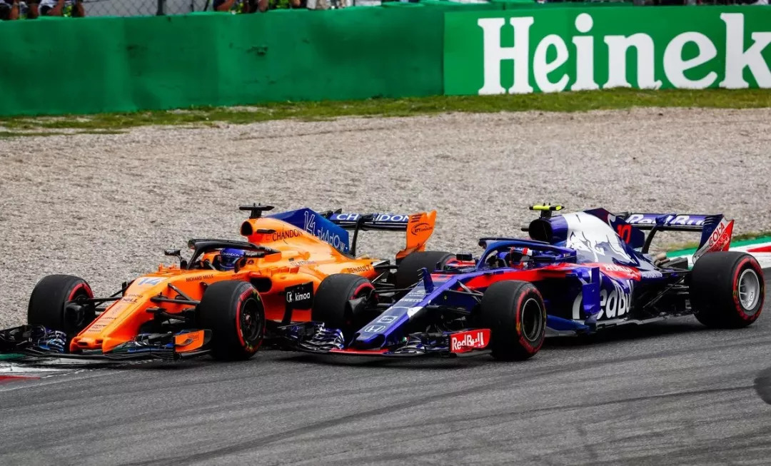 开云体育APP下载-梅赛德斯碾压红牛二队,阿隆索点燃赛场的简单介绍