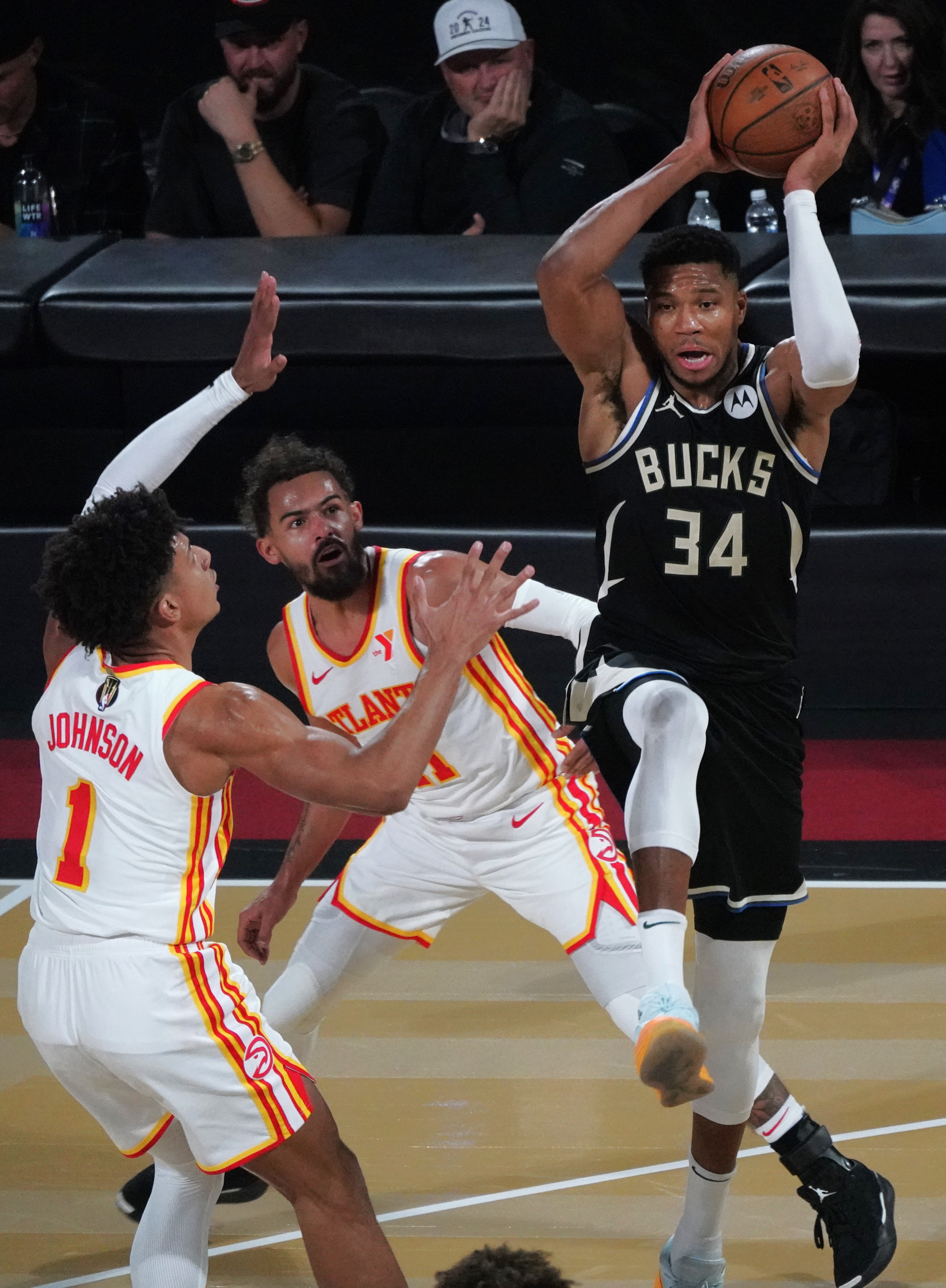 开云体育下载-雄鹿力克浙江队,胡金秋关键制胜的简单介绍