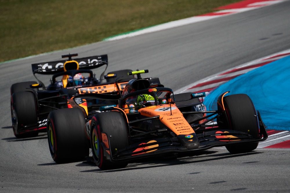 开云体育在线-红牛车队横扫迈凯伦,拉塞尔带队取胜